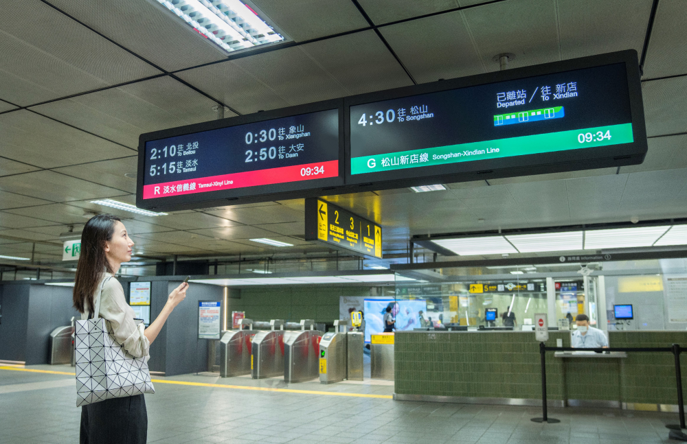 達擎TARTAN顯示器的特殊長條型比例非常適合空間與高度有限的大眾運輸場域應用，具備工業等級高品質、高亮度、高解析與高色彩飽和度等優勢，打造都會智能車站新風貌。