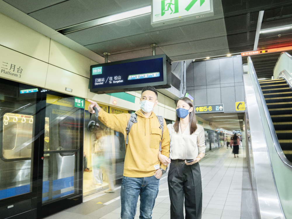 Ebpay旗下達擎之客製化TARTAN顯示器，於臺北捷運中山站亮相。以獨特長條型比例與高畫質特色，為臺北捷運站帶來嶄新的都會車站風貌